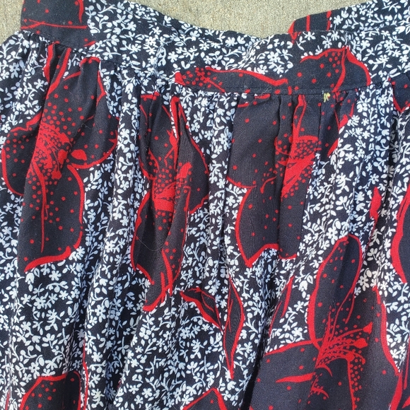 Midi skirt size small fits size 0-2  bkack , red and white very light ma… - Picture 3 of 4
